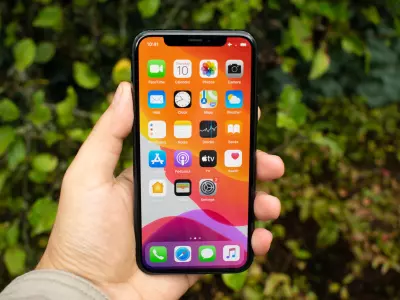 Какви дисплеи използва Apple при iPhone моделите си?