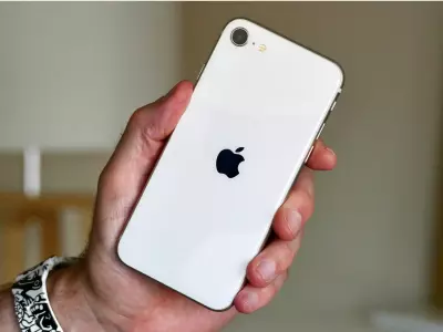 iPhone SE (2022) – Малкият шампион на добра цена през 2025
